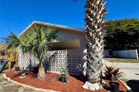 Commercial property in New Port Richey, Florida 4 bedrooms, 188.13 sq.m. № 2105292 - photo 2
