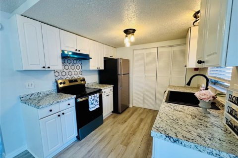 Commercial property in New Port Richey, Florida 4 bedrooms, 188.13 sq.m. № 2105292 - photo 8
