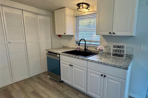 Commercial property in New Port Richey, Florida 4 bedrooms, 188.13 sq.m. № 2105292 - photo 9