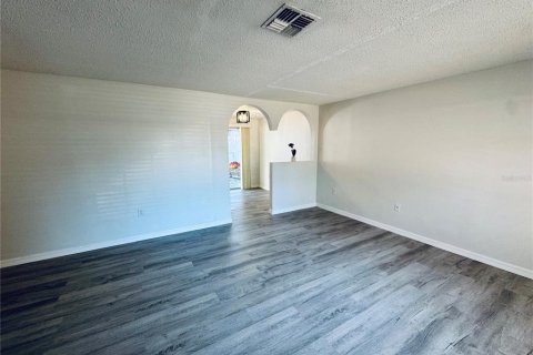 Commercial property in New Port Richey, Florida 4 bedrooms, 188.13 sq.m. № 2105292 - photo 4