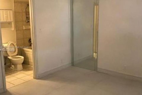 Снять в аренду кондоминиум в Маргит, Флорида 2 спальни, 92.9м2, № 2032427 - фото 12