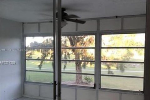 Снять в аренду кондоминиум в Маргит, Флорида 2 спальни, 92.9м2, № 2032427 - фото 7