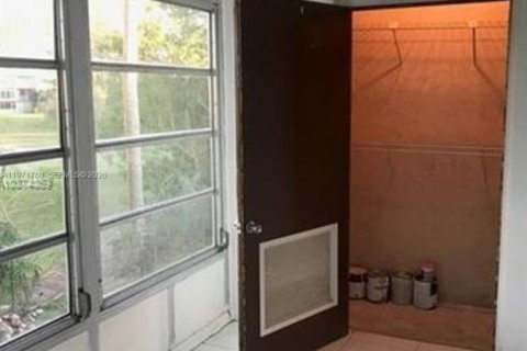 Снять в аренду кондоминиум в Маргит, Флорида 2 спальни, 92.9м2, № 2032427 - фото 9