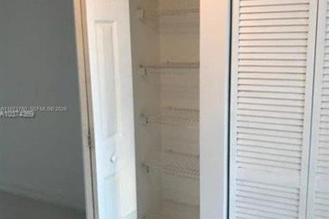 Кондоминиум с 2 спальнями в Маргит, Флорида № 2032427