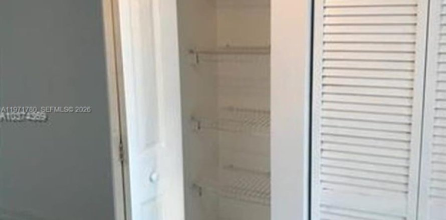 Кондоминиум с 2 спальнями в Маргит, Флорида № 2032427