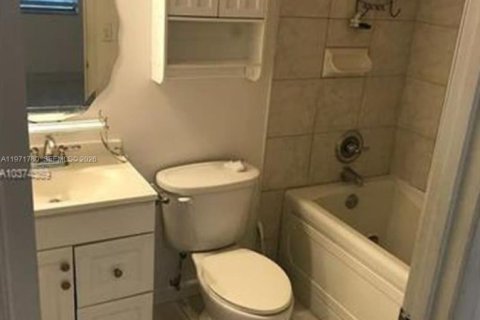 Снять в аренду кондоминиум в Маргит, Флорида 2 спальни, 92.9м2, № 2032427 - фото 5