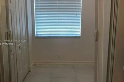 Снять в аренду кондоминиум в Маргит, Флорида 2 спальни, 92.9м2, № 2032427 - фото 2