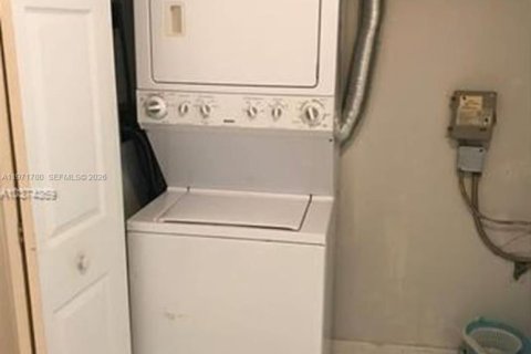 Снять в аренду кондоминиум в Маргит, Флорида 2 спальни, 92.9м2, № 2032427 - фото 4