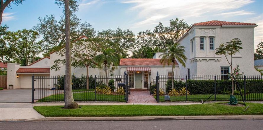 House in Tampa, Florida 6 bedrooms, 545.89 sq.m. № 1732304