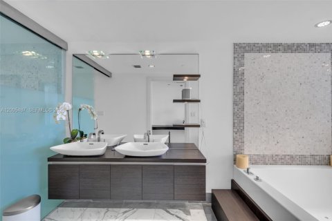 Condo in Miami, Florida, 2 bedrooms  № 2248100 - photo 10