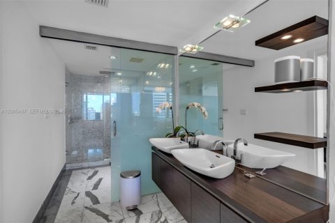 Condo in Miami, Florida, 2 bedrooms  № 2248100 - photo 11