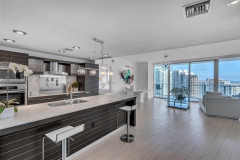 Condo in Miami, Florida, 2 bedrooms  № 2248100 - photo 14
