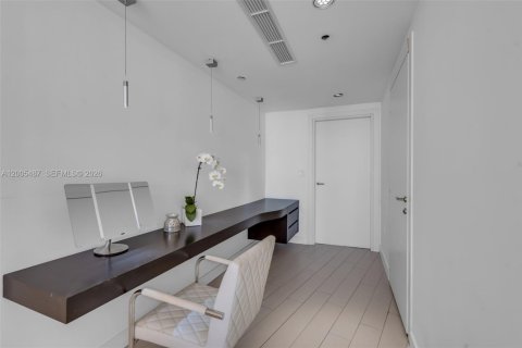 Condo in Miami, Florida, 2 bedrooms  № 2248100 - photo 12