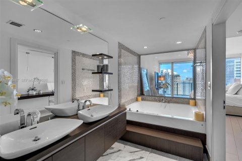 Condo in Miami, Florida, 2 bedrooms  № 2248100 - photo 9