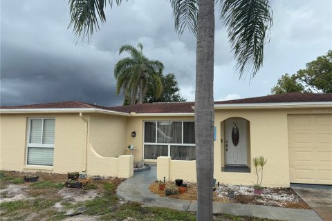 House in Holiday, Florida 3 bedrooms, 129.41 sq.m. № 1879741 - photo 1