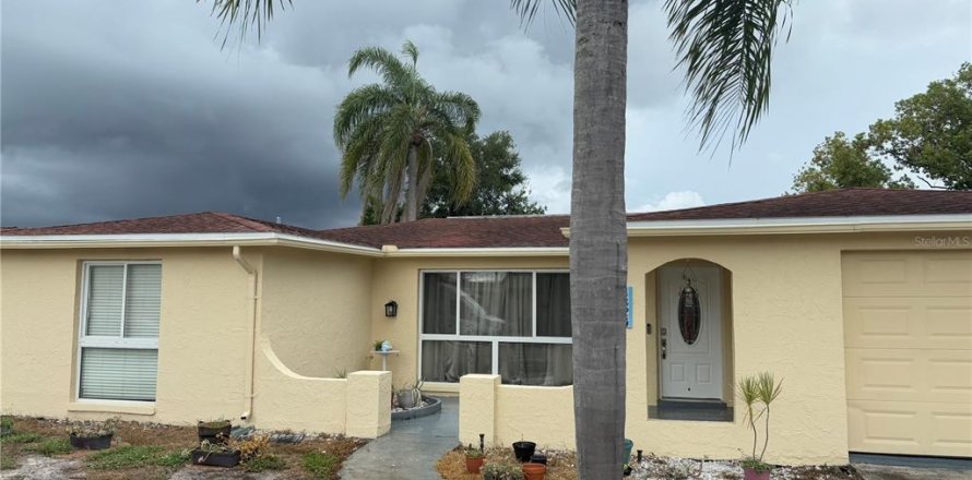 House in Holiday, Florida 3 bedrooms, 129.41 sq.m. № 1879741