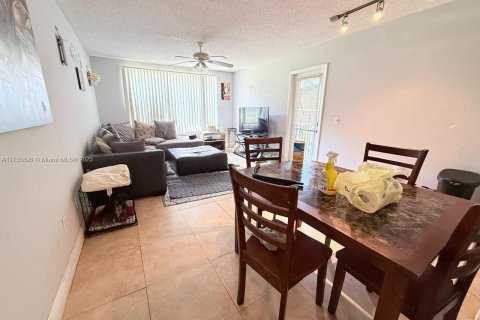 Condo in Pompano Beach, Florida, 2 bedrooms  № 1811713 - photo 2