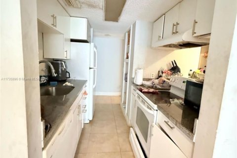 Condo in Pompano Beach, Florida, 2 bedrooms  № 1811713 - photo 3
