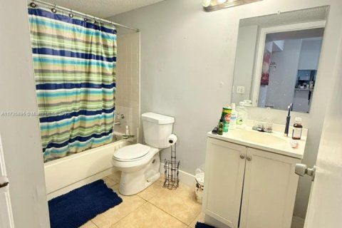 Condo in Pompano Beach, Florida, 2 bedrooms  № 1811713 - photo 7