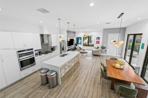 Casa en alquiler en Doral, Florida, 4 dormitorios, 200.48 m2 № 1937320 - foto 4