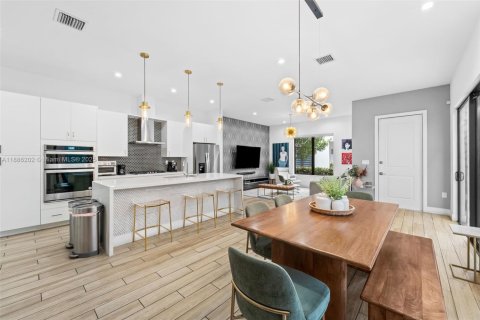 Casa en alquiler en Doral, Florida, 4 dormitorios, 200.48 m2 № 1937320 - foto 2