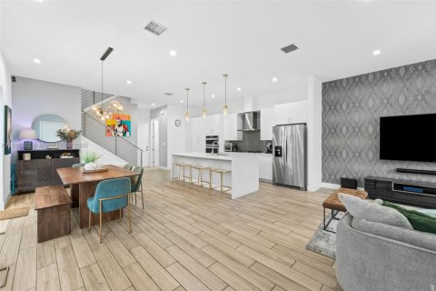 Casa en alquiler en Doral, Florida, 4 dormitorios, 200.48 m2 № 1937320 - foto 1