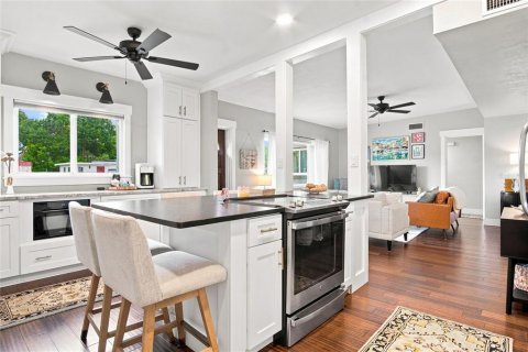 House in Orlando, Florida 3 bedrooms, 124.86 sq.m. № 2399459 - photo 11