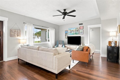 House in Orlando, Florida 3 bedrooms, 124.86 sq.m. № 2399459 - photo 12