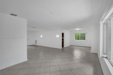 Casa en alquiler en Surfside, Florida, 3 dormitorios, 157.28 m2 № 2054663 - foto 16