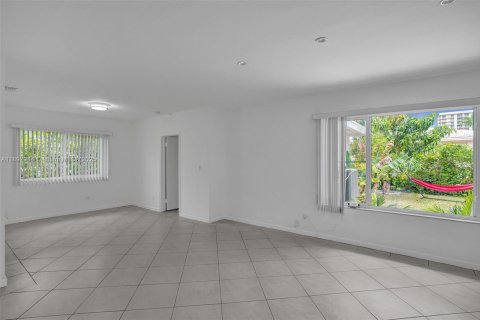 Casa en alquiler en Surfside, Florida, 3 dormitorios, 157.28 m2 № 2054663 - foto 18