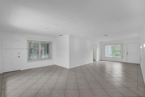 Casa en alquiler en Surfside, Florida, 3 dormitorios, 157.28 m2 № 2054663 - foto 15