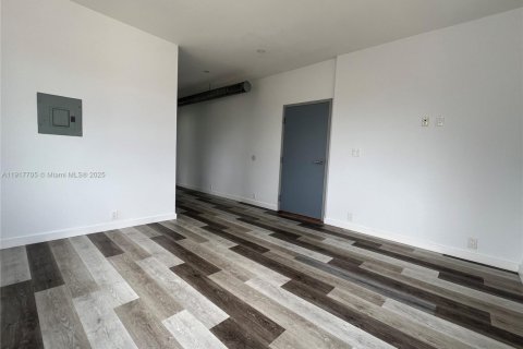 Apartamento en alquiler en Miami, Florida, 1 dormitorio, 60.39 m2 № 1972327 - foto 1