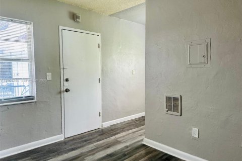 Apartamento en alquiler en Miami, Florida, 1 dormitorio № 2008983 - foto 4