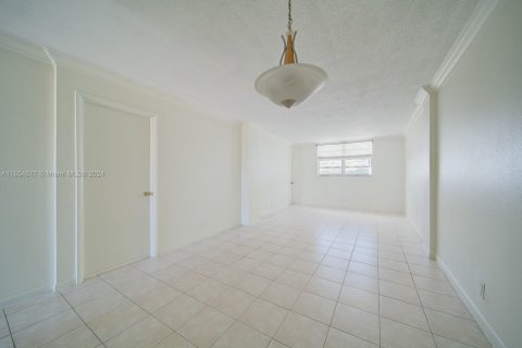 Condo in North Miami Beach, Florida, 1 bedroom  № 1980567 - photo 10