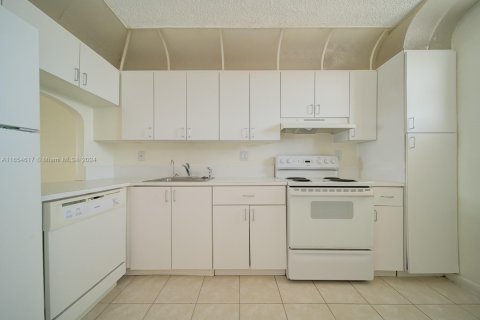 Condo in North Miami Beach, Florida, 1 bedroom  № 1980567 - photo 16