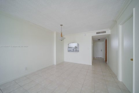 Condo in North Miami Beach, Florida, 1 bedroom  № 1980567 - photo 13