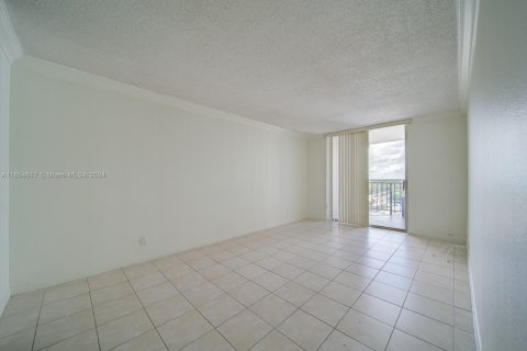 Condominio en North Miami Beach, Florida, 1 dormitorio  № 1980567