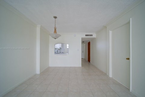 Condo in North Miami Beach, Florida, 1 bedroom  № 1980567 - photo 12