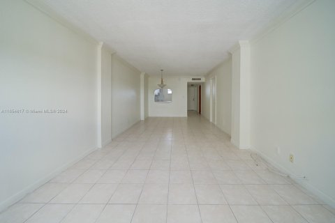 Condo in North Miami Beach, Florida, 1 bedroom  № 1980567 - photo 11