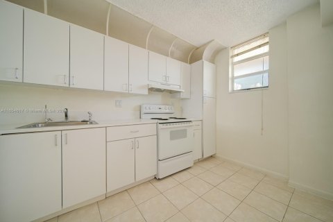 Condo in North Miami Beach, Florida, 1 bedroom  № 1980567 - photo 15