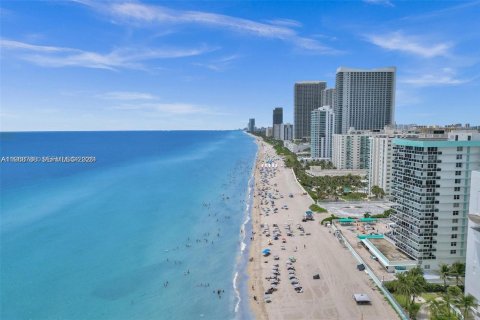 Condo in Hollywood, Florida, 1 bedroom  № 2087900 - photo 22