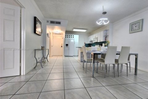 Condo in Hollywood, Florida, 1 bedroom  № 2087900 - photo 9