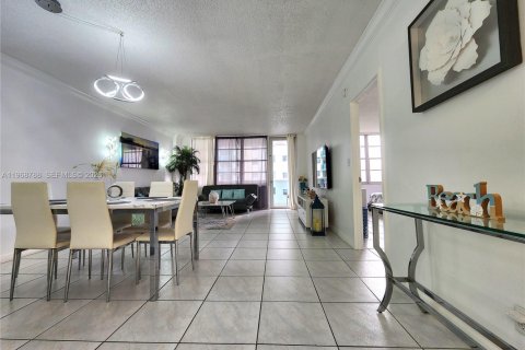 Condo in Hollywood, Florida, 1 bedroom  № 2087900 - photo 5