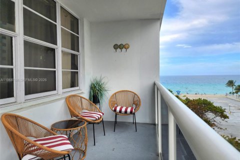 Condo in Hollywood, Florida, 1 bedroom  № 2087900 - photo 2