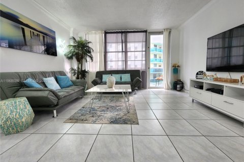 Condo in Hollywood, Florida, 1 bedroom  № 2087900 - photo 3