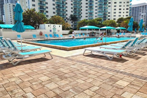 Condo in Hollywood, Florida, 1 bedroom  № 2087900 - photo 18