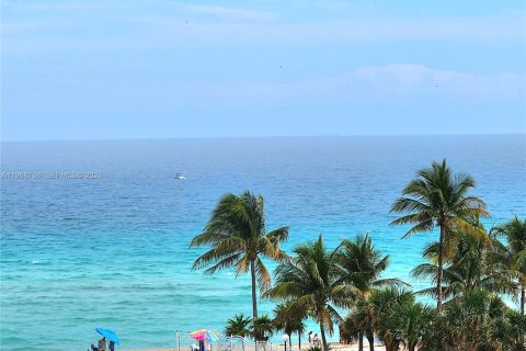 Condo in Hollywood, Florida, 1 bedroom  № 2087900 - photo 14