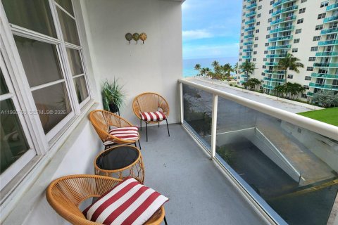 Condo in Hollywood, Florida, 1 bedroom  № 2087900 - photo 13