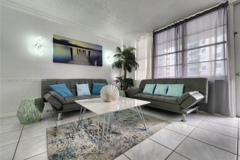 Condo in Hollywood, Florida, 1 bedroom  № 2087900 - photo 4