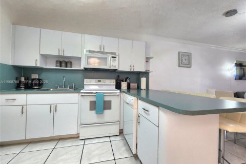 Condo in Hollywood, Florida, 1 bedroom  № 2087900 - photo 6